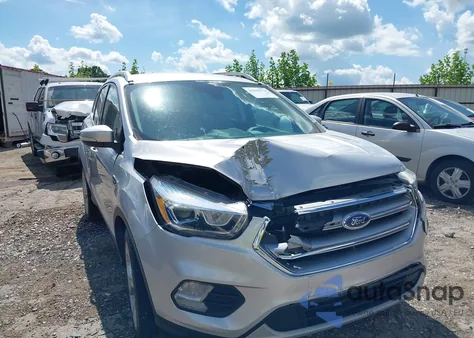 2017 Ford Escape Titanium z USA, uszkodzony, nr VIN 1FMCU9J93HUE43374